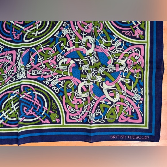 💂🧣🐍Celtic Dara Knot Serpent Folklore Wool Scarf | British Museum | 34” Square - Picture 9 of 16